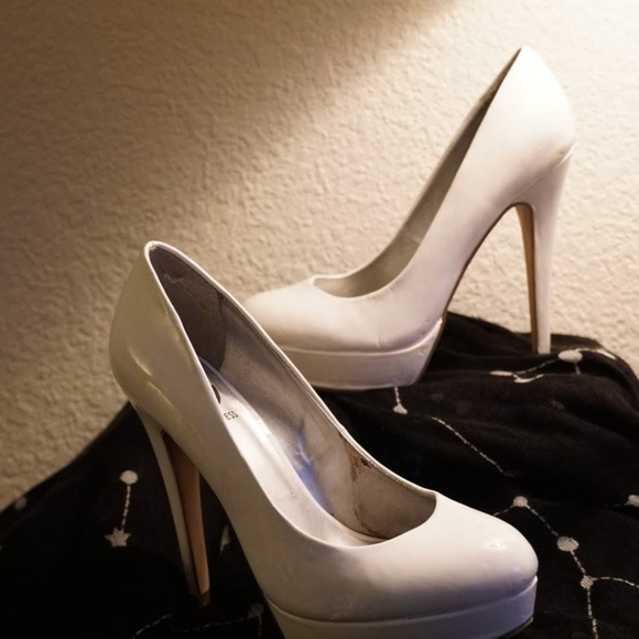 Guess 5" heel solid white pumps - Picture 3 of 3